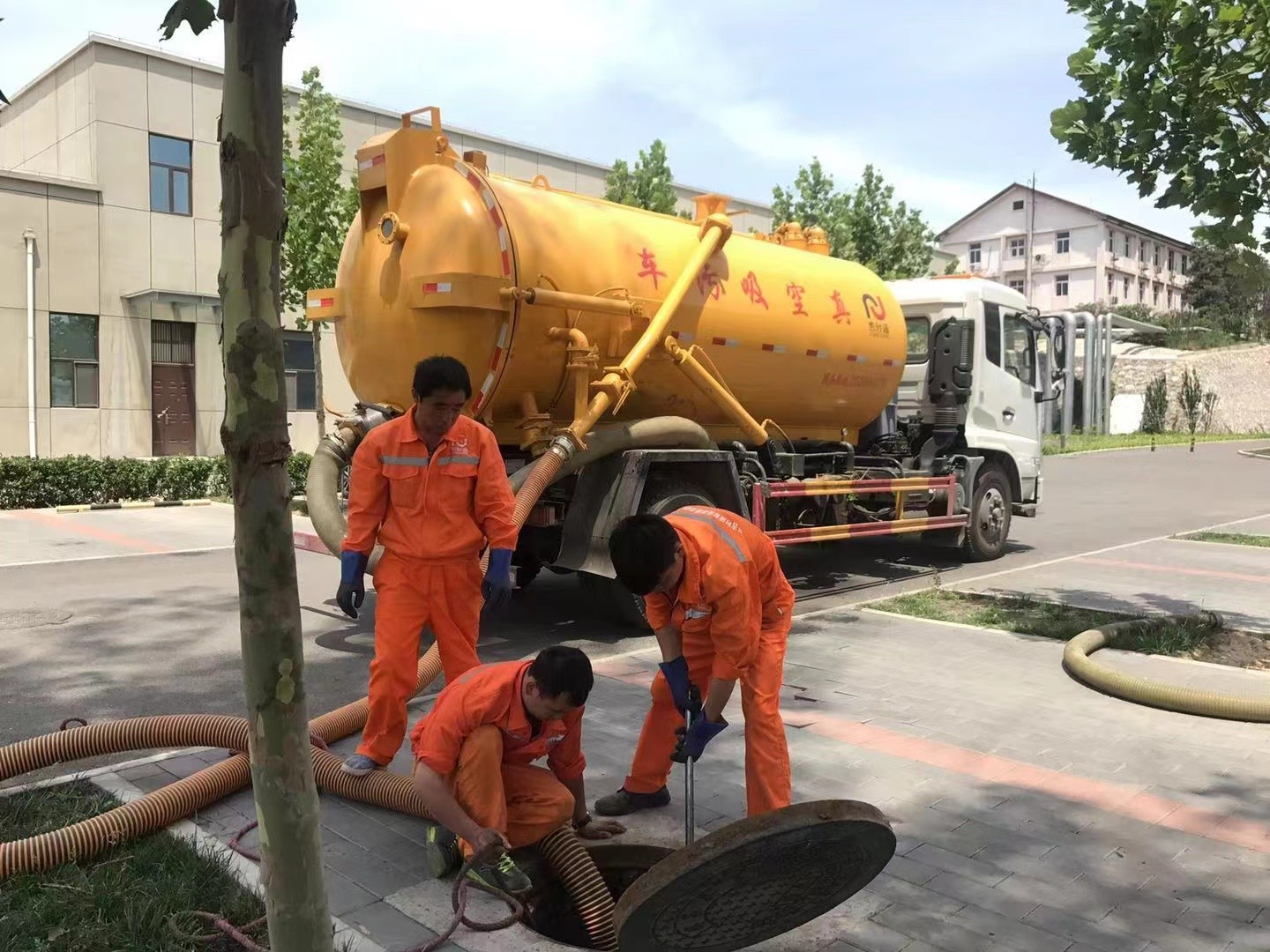 内蒙古管道疏通车停在窨井附近